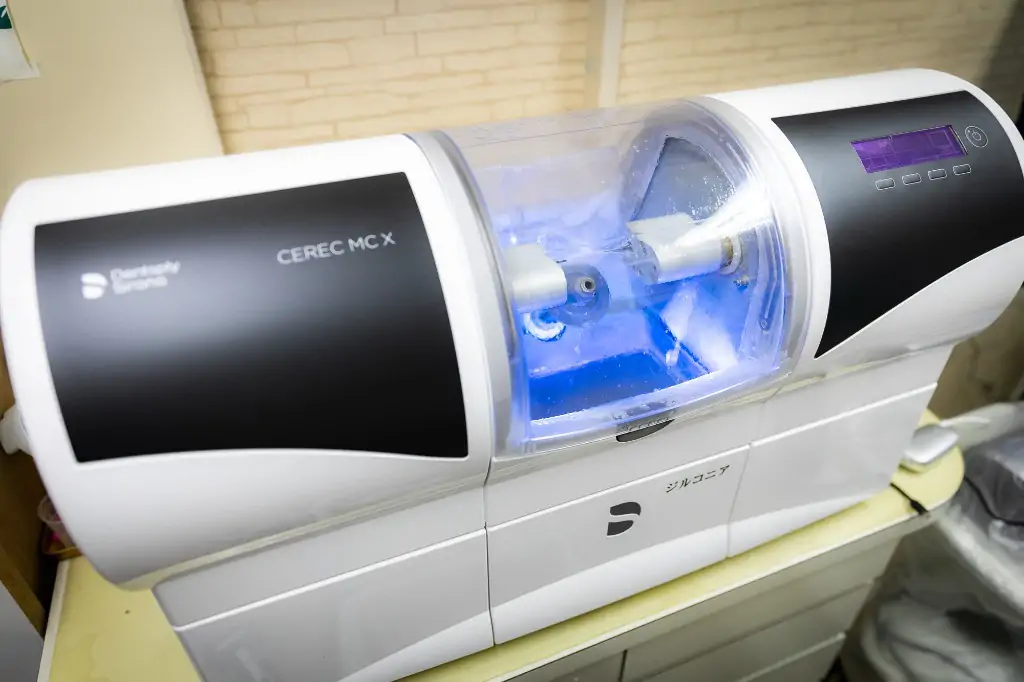 CERECシステムによる精密な補綴物製作