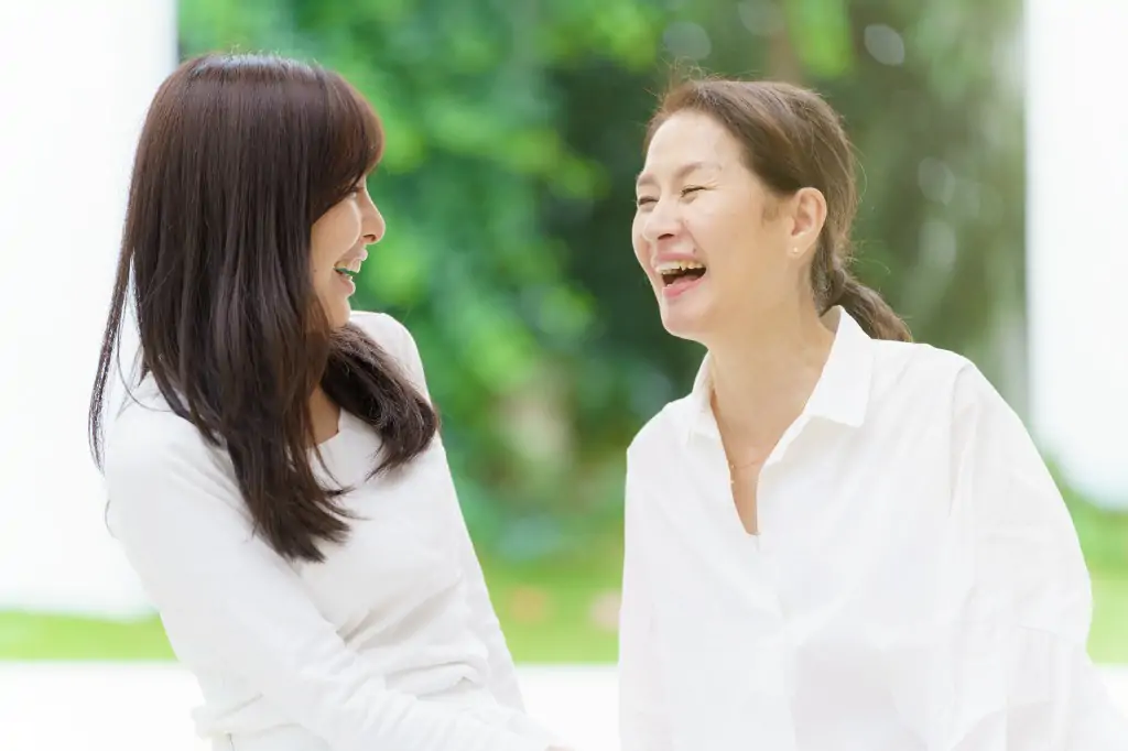 笑顔で会話を楽しむ様子
